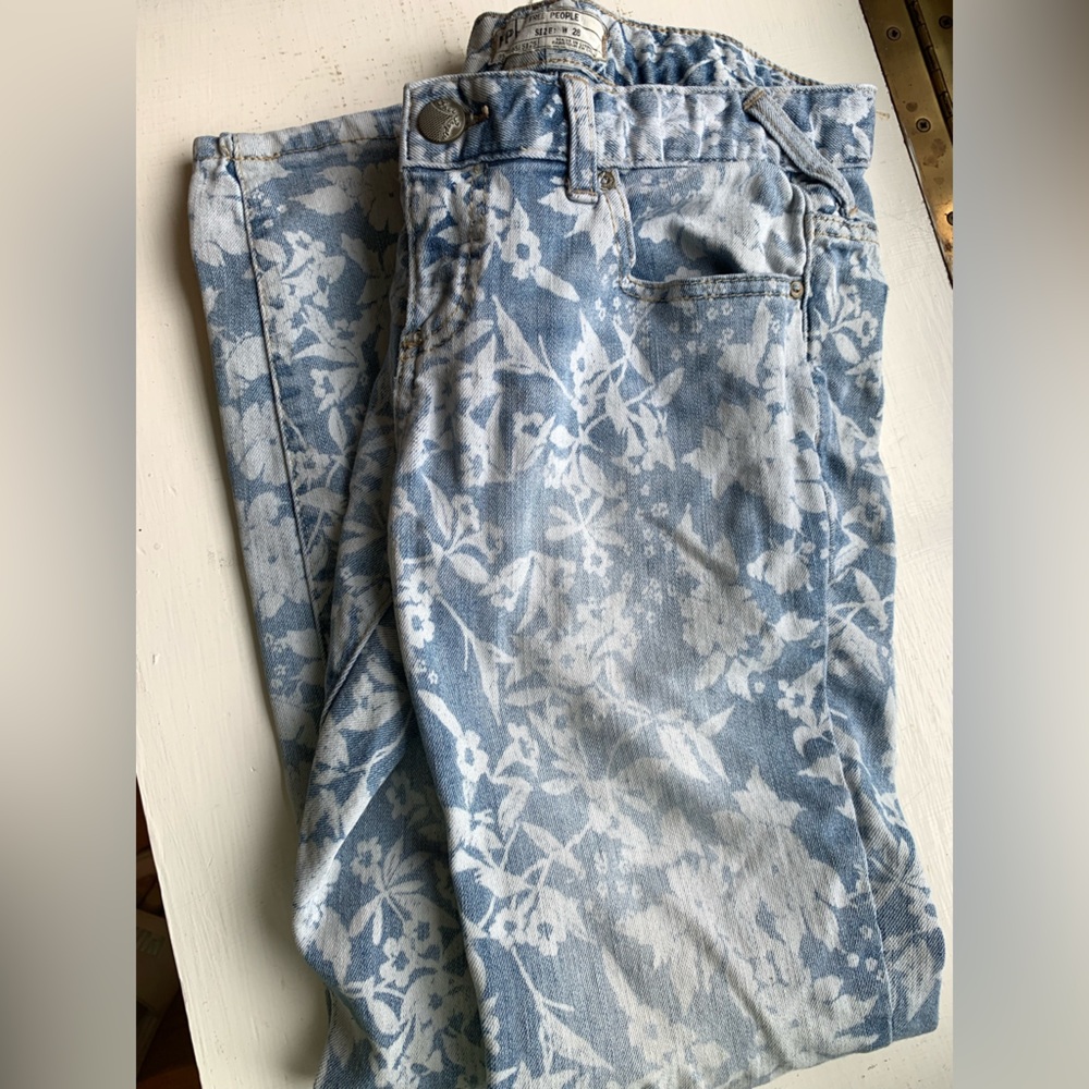 FREE PEOPLE Floral Hawaiian Print Blue and White Ankle Jeans - Picture 6 of 9